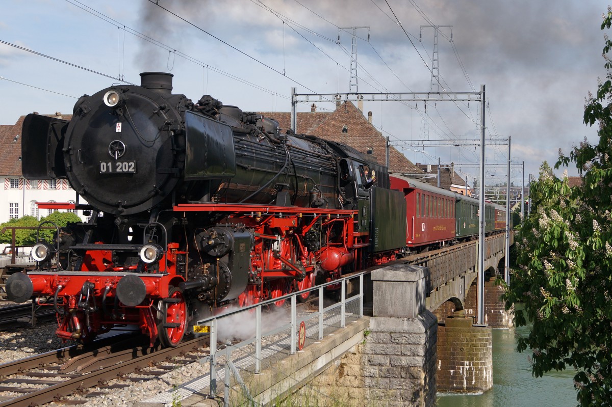 Verein Pacific 01202: Auf der Aarebrcke Solothurn wurde am 17. Mai 2015 die 01202 im Bilde fest gehalten, die sich auf der Rckreise vom Ausflung   Mit Volldampf Rund um den Bodensee  befand.
Foto: Walter Ruetsch