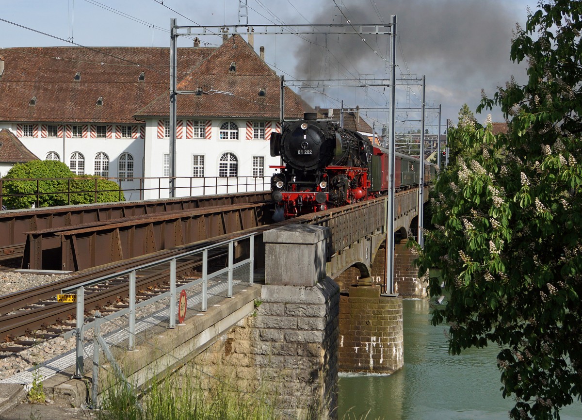 Verein Pacific 01202: Auf der Aarebrcke Solothurn wurde am 17. Mai 2015 die 01202 im Bilde fest gehalten, die sich auf der Rckreise vom Ausflung   Mit Volldampf Rund um den Bodensee  befand.
Foto: Walter Ruetsch