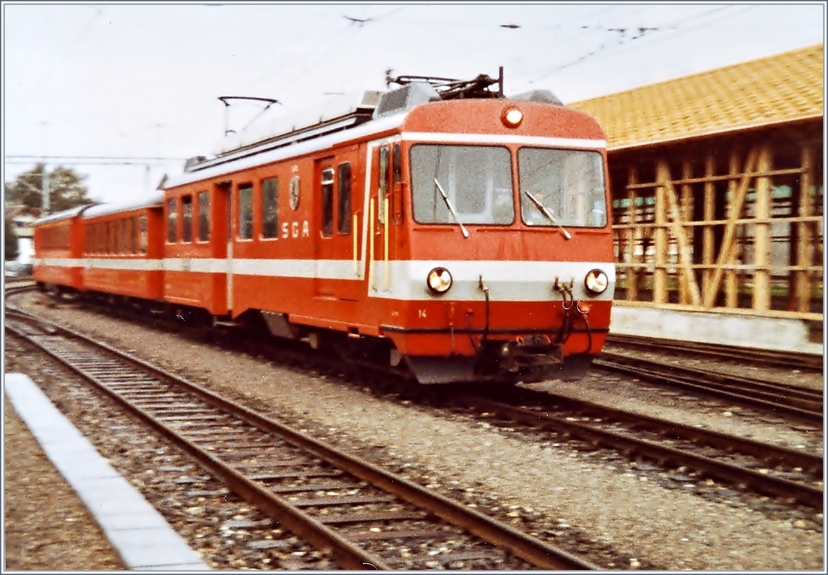 Verkehren auch heute noch, wenn auch nur noch wenige Tage: die SGA BDeh 4/4 11 -15. Doch als diese Aufnahme entstand waren diese Triebzüge praktisch fabrikneu (Baujahr 1983 FAA, SLM und BBC).
Der BDeh 4/4 14  Gais  in Appenzell  
110 Film / Sept. 1983