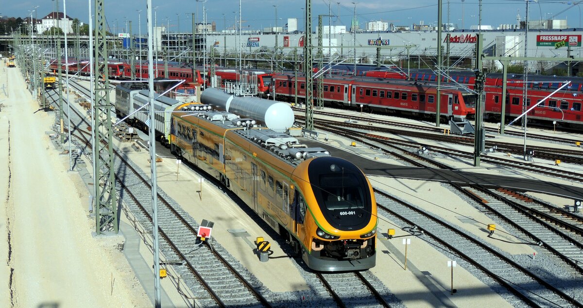 Versuchsfahrt, der Dieseltriebwagen 600-001 der Oberpfalzbahn fhrt in Ulm an die Tankstelle am 10.04.2012. Im Zugverband ist eine Lokomotion 139, die jedoch aufgrund fehlender Elektrifizierung vom Triebwagen geschoben wird.