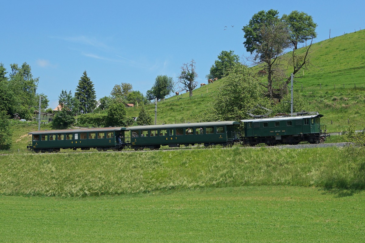 VHE: 150 Jahre Eisenbahn in Konolfingen. Grosses Bahnhoffest in Konolfingen vom 31. Mai und 1. Juni 2014. Sonderfahrt mit Be 4/4 102 und 2 Bi ex EBT vor Biglen am 31. Mai 2014.
Foto: Walter Ruetsch
