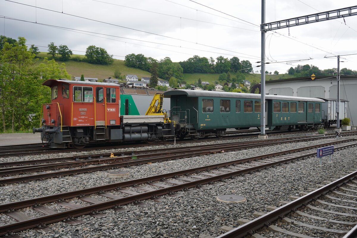 VHE Tm 9527 steht am 19 Mai 2026 in Huttwil abgestellt.