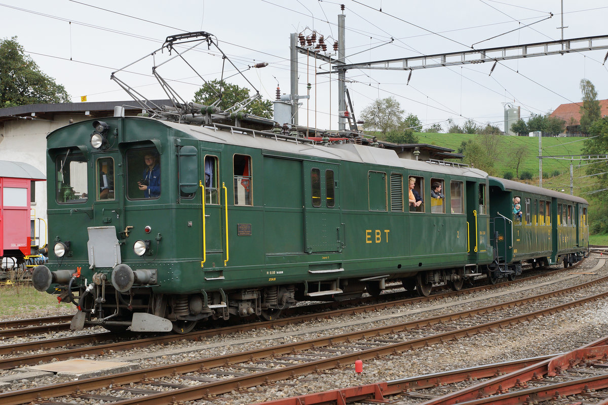 VHE/ Verein Historische Eisenbahn Emmental:
Anlässlich der Huttwiler Dampftage 2016 fand am 1. Oktober ein interessantes Triebwagentreffen statt.
Jungfernfahrt des frisch aufgearbeiteten ABDi 722 mit dem VHE BDe 2/4 240, ehemals EBT, auf der Museumsstrecke Sumiswald-Huttwil.
Foto: Walter Ruetsch