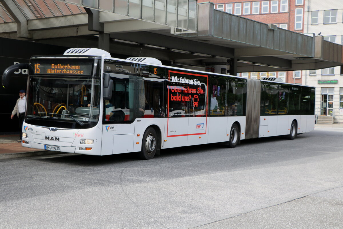 VHH Hamburg - Nr. 1830/HH-V 9830 - MAN am 10. Mai 2025 in Hamburg, Busbahnhof HH-Altona (Aufnahme: Martin Beyer)