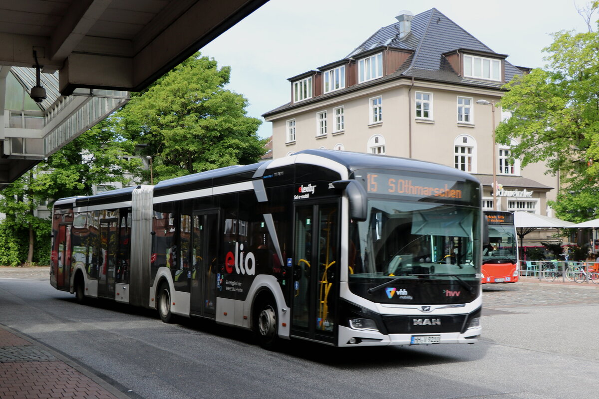 VHH Hamburg - Nr. 2210/HH-V 9210 - eMAN am 10. Mai 2025 in Hamburg, Busbahnhof HH-Altona (Aufnahme: Martin Beyer)