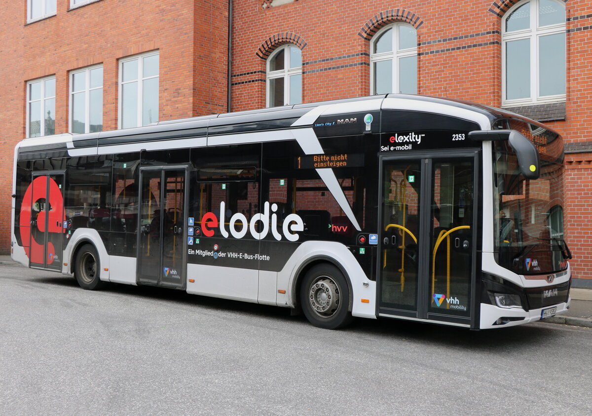 VHH Hamburg - Nr. 2353/HH-V 9353 - eMAN am 10. Mai 2025 in Hamburg, Busbahnhof HH-Altona (Aufnahme: Martin Beyer)