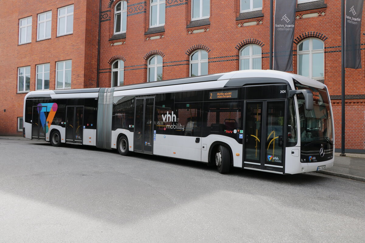 VHH Hamburg - Nr. 2424/HH-V 8424 - eMercedes am 10. Mai 2025 in Hamburg, Busbahnhof HH-Altona (Aufnahme: Martin Beyer)