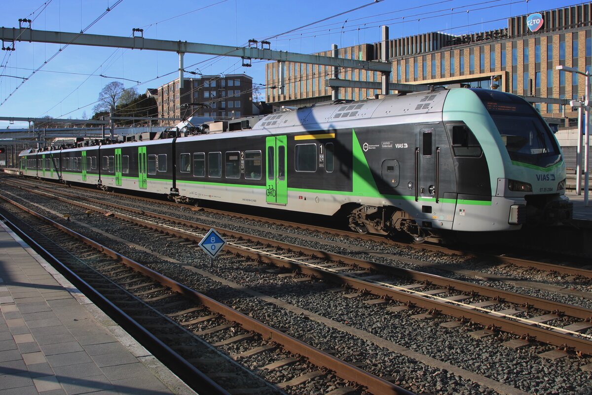 VIAS ET25-2304 steht am 19 März 2026 als RE19 nach Emmerich und Oberhausen abfahrtbereit in Arnhem Centraal.