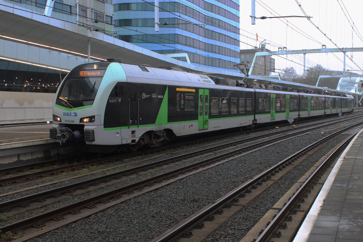 VIAS ET25-2307 steht am 14 Dezember 2024 abfahrtbereit in Arnhem Centraal.