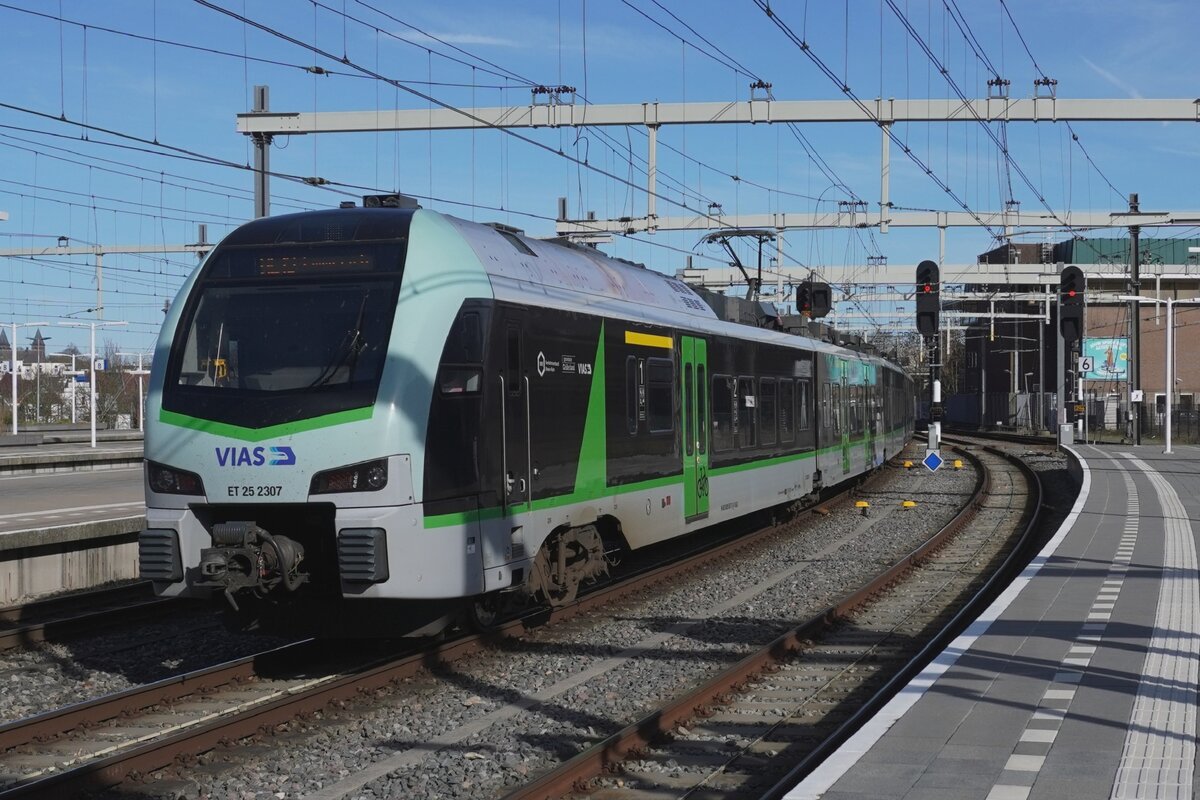 VIAS ET25-2307 verlasst am 19 März 2026 Arnhem Centraal auf den Weg nach Emmerich und Düsseldorf Hbf.