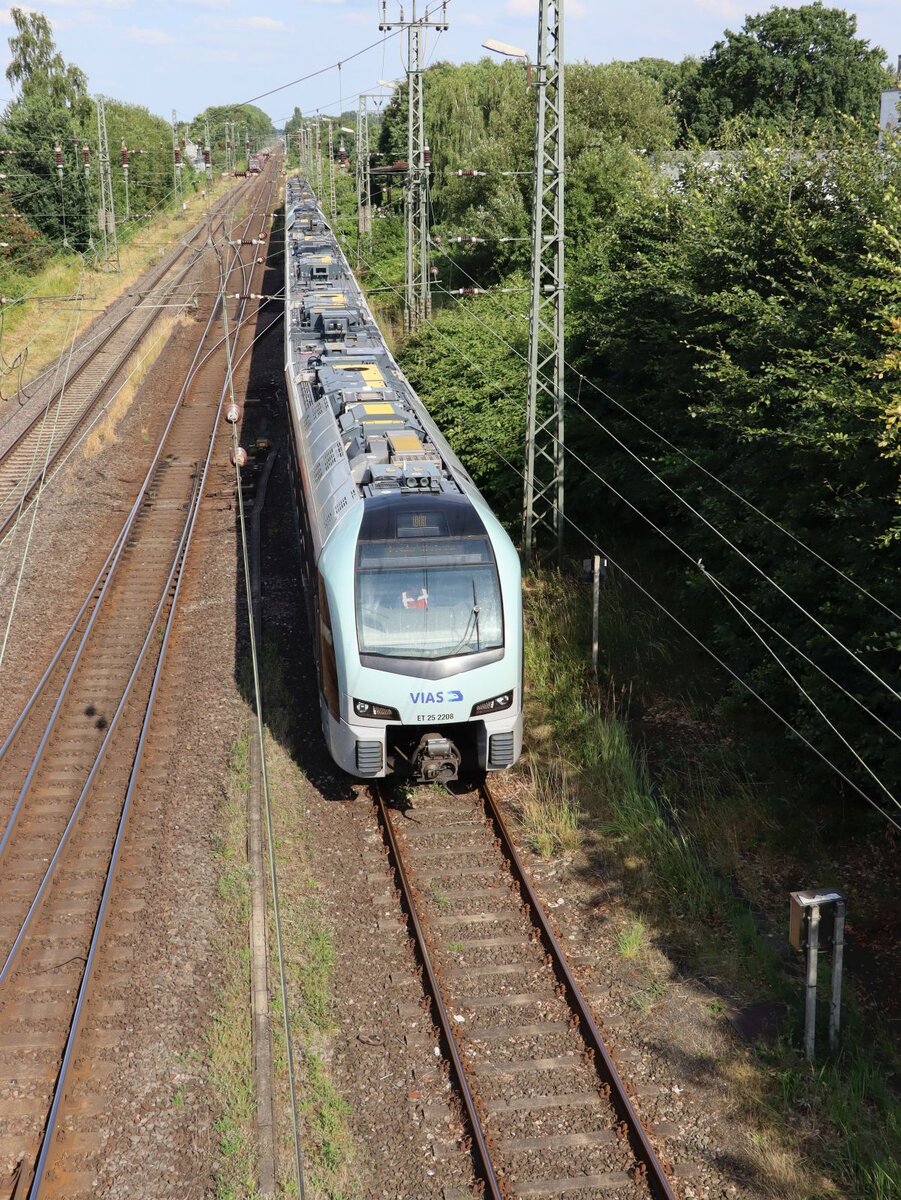 Vias Triebzug ET 25 2208 Nierenberger Stra�e, Emmerich am Rhein 11-07-2024.

Vias treinstel ET 25 2208 tijdens omrangeren Nierenberger Stra�e, Emmerich 11-07-2024.