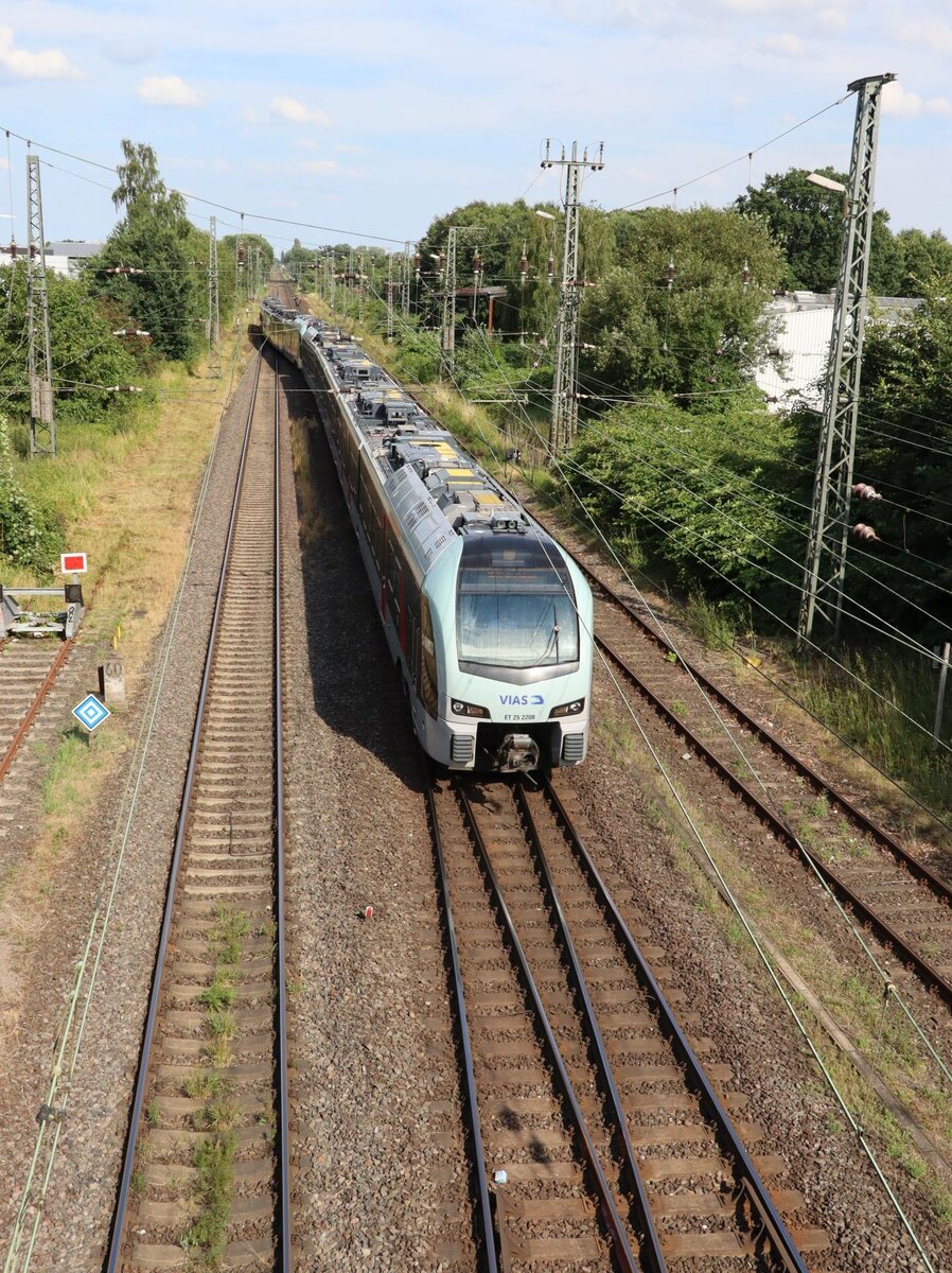 Vias Triebzug ET 25 2208 Nierenberger Stra�e, Emmerich am Rhein 11-07-2024.

Vias treinstel ET 25 2208 Nierenberger Stra�e, Emmerich 11-07-2024.