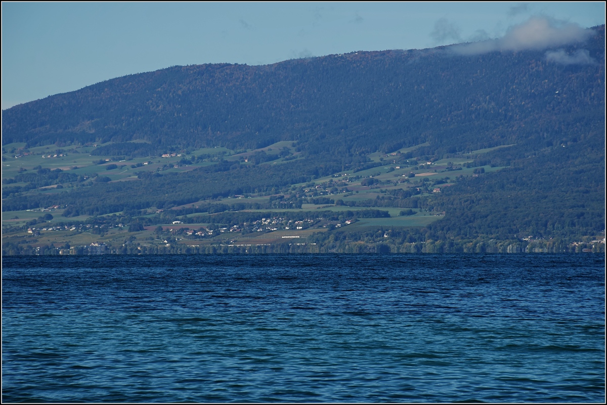 Viel Landschaft, wenig Zug am Jura. Ein Flirt bei St-Aubin auf der Jurasdfusslinie das Massiv um Le Soliat, auf dessen Rckseite sich der Felsenzirkus Creux de Van befindet. Hier hat sich der Nebel schon aufgelst. Oktober 2019. 