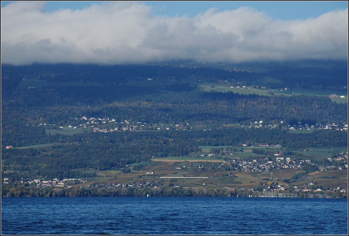 Viel Landschaft, wenig Zug am Jura. 

Ein ICN Richtung Yverdon auf der Jurasdfusslinie zwischen Auvernier und Colombier. Der Mont Racine ist noch im Nebel versteckt, um auf Stefans Kommentar Bezug zu nehmen. Oktober 2019. 

Im brigen sind im Bild 4 Bahnlinien versteckt. Die Schmalspurbahn nach Boudry ist hinter den Bumen am Ufer ist nicht sichtbar. Auf der Jurasdfusslinie befindet sich der ICN, direkt dahinter ist der Abzweig  nach Paris  ins Val Travers leicht ansteigend. Vor dem Waldrand darber ist die Linie nach La Chaux-de-Fonds zu sehen,  nach der bekannten Spitzkehre von Chambrelien noch einmal weiter oben ins Bild gert.