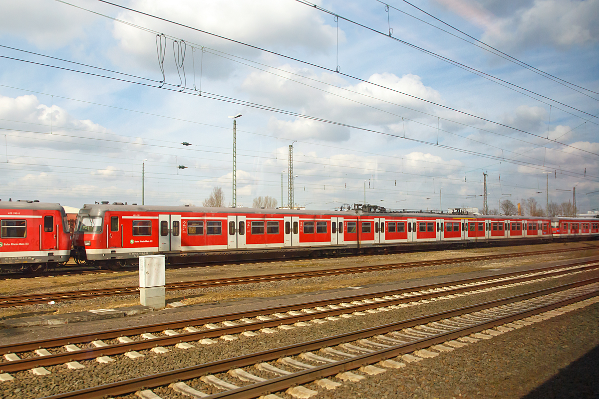 
Viele ET 420 der S-Bahn Rhein-Main sind nun nach der Einführung der ET 430 abgestellt.....
Hier ist u.a. der 420 431-9 am 28.02.2015 bei Offenbach/Main abgestellt. 

Die Aufnahme konnte ich aus einem fahrendem ET 430 heraus machen.