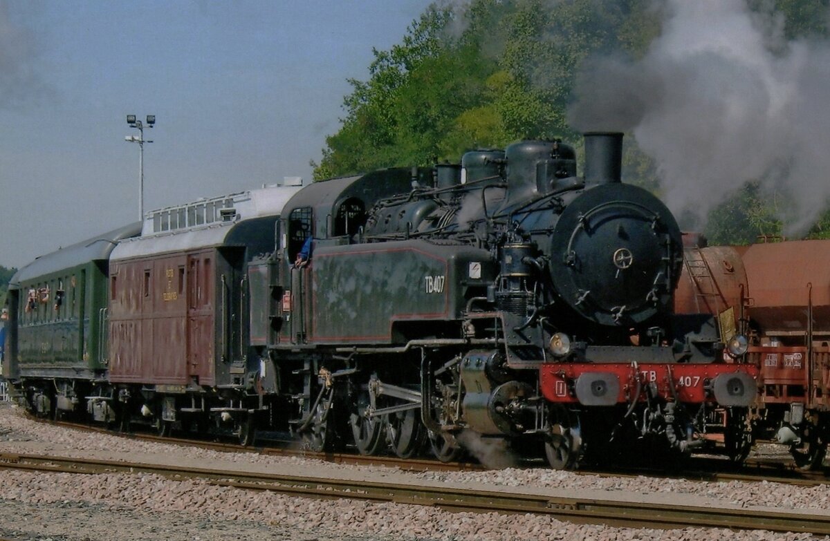 Vier Baureihen Dampfloks k�nnten den pariser Vorortbahnen ihren Eigene nennen. F�r die Ostliche Vorortbahnen war die Reihe 4401-4512, sp�ter 141 TB vorgesehen. Eine davon, 141 TB-407 ist heute bei der AJECTA bewahrt geblieben und zieht/schiebt sogar Dampfpendelz�ge zwischen Longuev ille und Provins. Hier treft 141 TB-407 am 18.September 2010 mit ein Dampfzug aus Provins in Longueville ein w�hrend die AJECTA Dampftage.