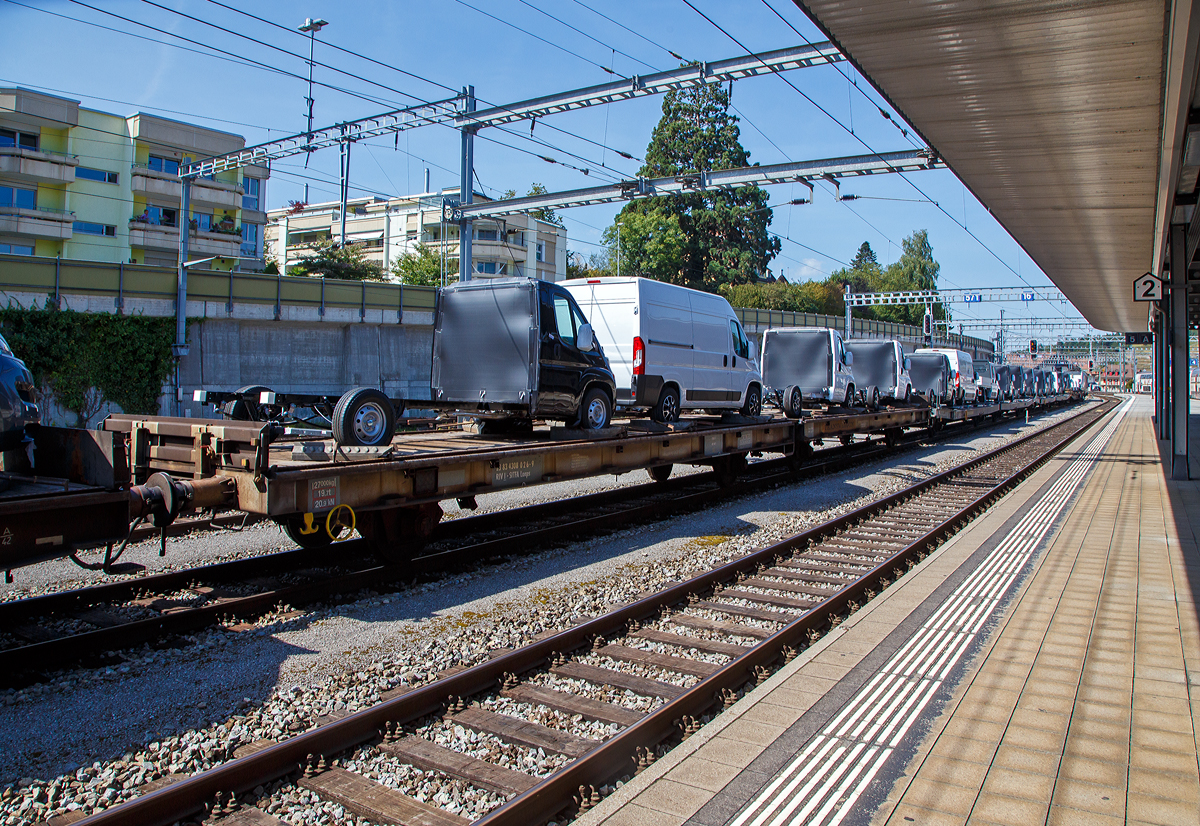 Vierachsige Flachwageneinheit mit geradem Fußboden und Radvorlegern (2 x 2-achsig) der SITFA S.p.A. (Turin), der Gattung Laaps  (TWA 1260), 23 83 4308 026-9 I-SITFA, beladen mit Transportern, am 08.09.2021bei einer Zugdurchfahrt im Bahnhof Spiez (CH).

TECHNISCHE DATEN:
Gattung: Laaps (TWA 1260)
Spurweite: 1.435 mm
Anzahl der Achsen: 4
Länge über Puffer : 27.000 mm
Achsabstände: 8.500 mm / 4.120 mm / 8.500 mm
Ladelänge : 25.760 mm 
Ladebreite : 3.055 mm 
Ladefläche: 79 m²
Fußbodenhöhe über SOK: 1.260 mm
Höchstgeschwindigkeit: 100 km/h  / 120 km/h (leer)
Eigengewicht: 27.000 kg
Nutzlast: 53,0 t ab Streckenklasse C
Kleinster befahrb. Gleisbogenhalbmesser: 70 m
Bremse: 2 x KE-GP-A
Bremssohle: LL-Sohle
Handbremse: Ja
Verwendungsfähigkeit: RIV
