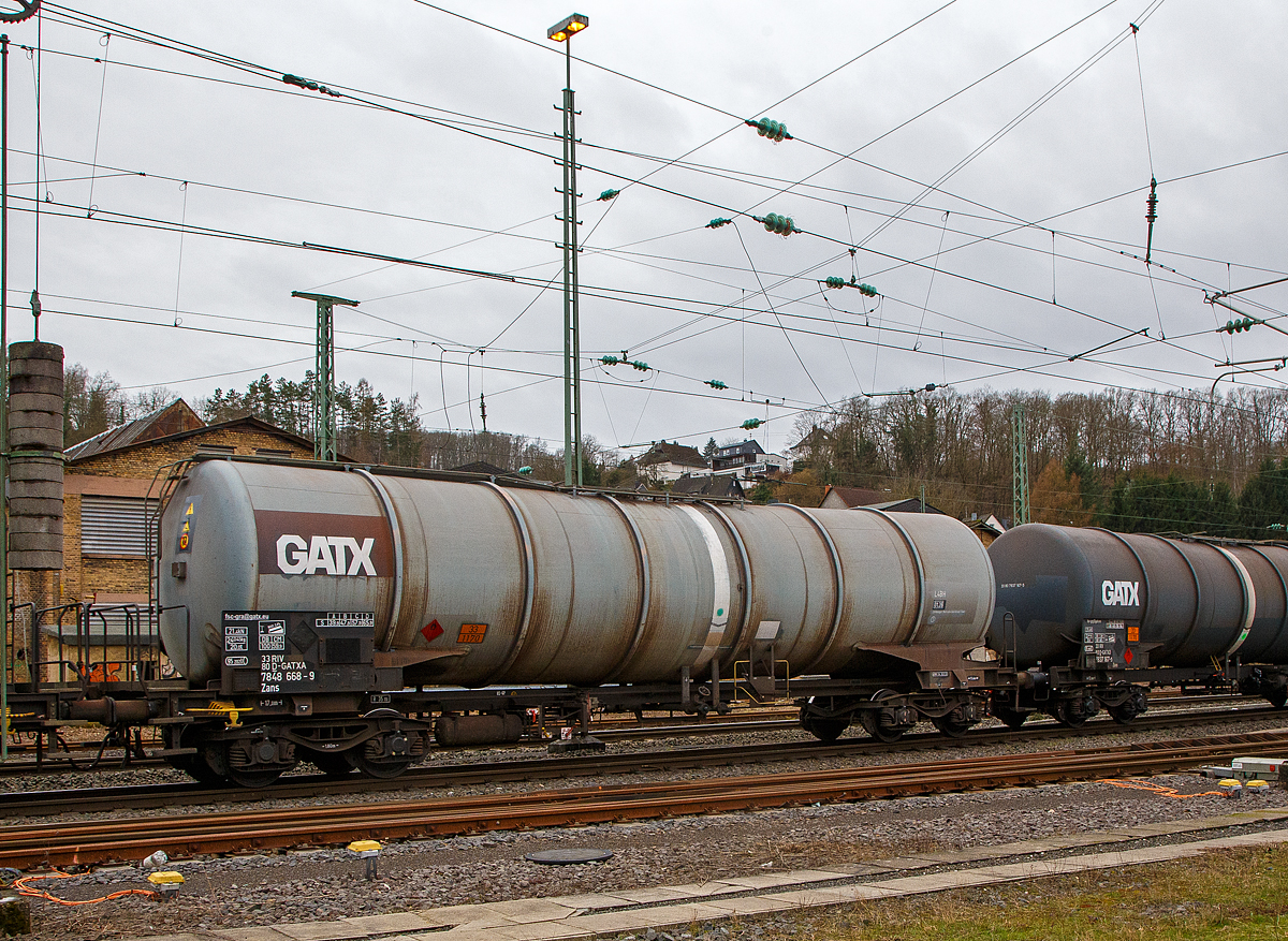 Vierachsiger Drehgestell-Kesselwagen 33 80 7848 668-9 D-GATXA, der Gattung Zans, der GATX Rail Austria GmbH (registriert in Deutschland), Zugverband am 22.02.2022 bei der Zugdurchfahrt in Betzdorf (Sieg),

Die Gefahrgutkennzeichnung 33/1170 zeigt an es handelt sich um Ethanol (Ethylalkohol). 

TECHNISCHE DATEN (gem. Anschriften) :
Spurweite: 1.435 mm
Achsanzahl: 4 (in 2 Drehgestelle)
Länge über Puffer: 17.000 mm
Drehzapfenabstand: 11.460 mm
Achsabstand im Drehgestell: 1.800 mm
Laufraddurchmesser:  920  mm (neu) 
Eigengewicht: 24.045 kg
Tankinhalt: 95.202 l 
Max. Ladegewicht: 65,9 t (Streckenklasse D) / DB auf CM 59,9 t
Höchstgeschwindigkeit: 100 km/h 
Kleinster befahrbarer Gleisbogen: R 35 m
Bremse: KE-GP (LL)
Intern. Verwendungsfähigkeit: RIV

Max. Betriebsdruck: 3,0 bar
Tankcode: L 4 BH
L= Tank für Stoffe in flüssigem Zustand (flüssige Stoffe oder feste Stoffe, die in geschmolzenem Zustand zur Beförderung aufgegeben werden)
4= zutreffender Mindestprüfdruck in bar
B = Tank mit Bodenöffnungen mit 3 Verschlüssen für das Befüllen oder Entleeren 
H = luftdicht verschlossener Tank