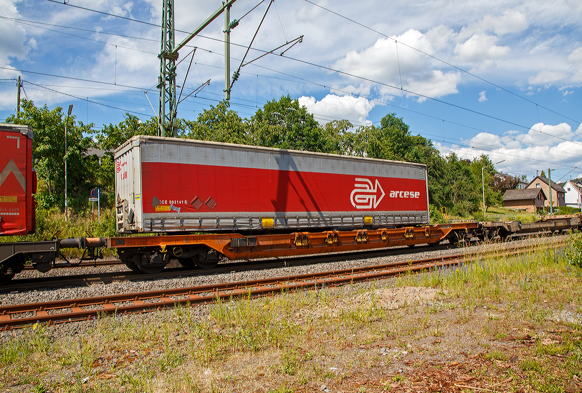 Vierachsiger Drehgestell-Taschenwagen T 4.2 (Intermodalwagen) der Gattung Sdgnss, 33 85 4526 555-9 CH-WASCO, der WASCOSA AG, für den Transport von Sattelaufliegern, Großcontainer und Wechselbehälter in verschiedenen Längen (20’ bis 45’) am 12.06.2020 im Zugverband bei einer Zugdurchfahrt in Mudersbach (Sieg).

Gebaut wurde der Wagen von Josef Meyer Rheinfelden (CH).

TECHNISCHE DATEN:
Spurweite: 1.435 mm
Länge über Puffer:20.000 mm
Drehzapfenabstand: 14.200 mm
Achsabstand im Drehgestellen: 1.800 mm
Drehgestelle: Y25 Lssi-K-9 / Y25 Lssif-K-9 (mit Handbremse)
Radsätze: DB 004 SA (Ø 920 mm)
Ladelänge: 18.400mm
Eigengewicht: 20.200 kg 
Max. Zuladung bei Lastgrenze S: 69,8 t (ab Streckenklasse D)
Max. Zuladung bei Lastgrenze SS: 59,8 t (ab Streckenklasse C)
Max. Gewicht eines Sattelanhängers: 40 t
Max. Geschwindigkeit: 100 km/h / bei Lastgrenze SS und leer 120 km/h
Kleinster befahrbarer Gleisbogen: R 75 m
Bremse:  KE-GP-A 9 (K) max. 72 t
Bremssohle: Jurid 835 M
Feststellbremse: Ja (an einem Drehgestell)
Intern. Verwendungsfähigkeit: RIV
