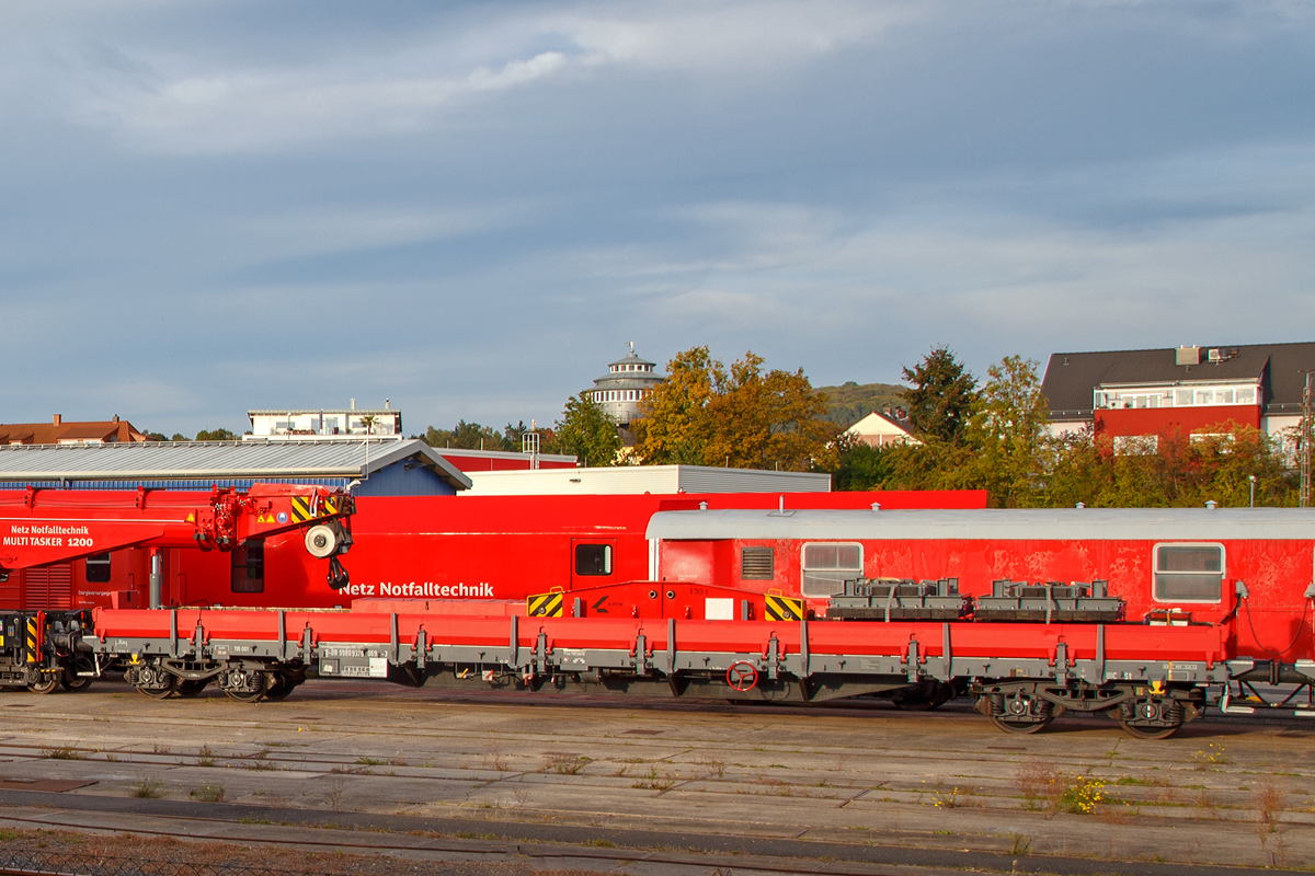 
Vierachsiger Kranauslegerschutzwagen KRC 1200  D-DB 99 80 9370 069-3 (785 001) der DB Netz AG zum Eisenbahnkran KRC 1200 - 732 001 (D-DB 99 80 9 471 001-4), angestellt (stationiert) in Fulda, hier am 05.10.2015. 

Der Wagen wurde 1983 von Waggonbau Graaff GmbH als ex 31 80 3939 715-3 Res 687 gebaut. 

Technische Daten:
Spurweite: 1.435 mm 
Länge über Puffer: 19.900 mm 
Drehzapfenabstand: 16.700 mm
Äußerer Achsabstand: 18.500 mm 
Achsabstand im Drehgestell: 1.800 mm 
Eigengewicht: 24.900 kg 
Max. Zuladung: 54.5 t
