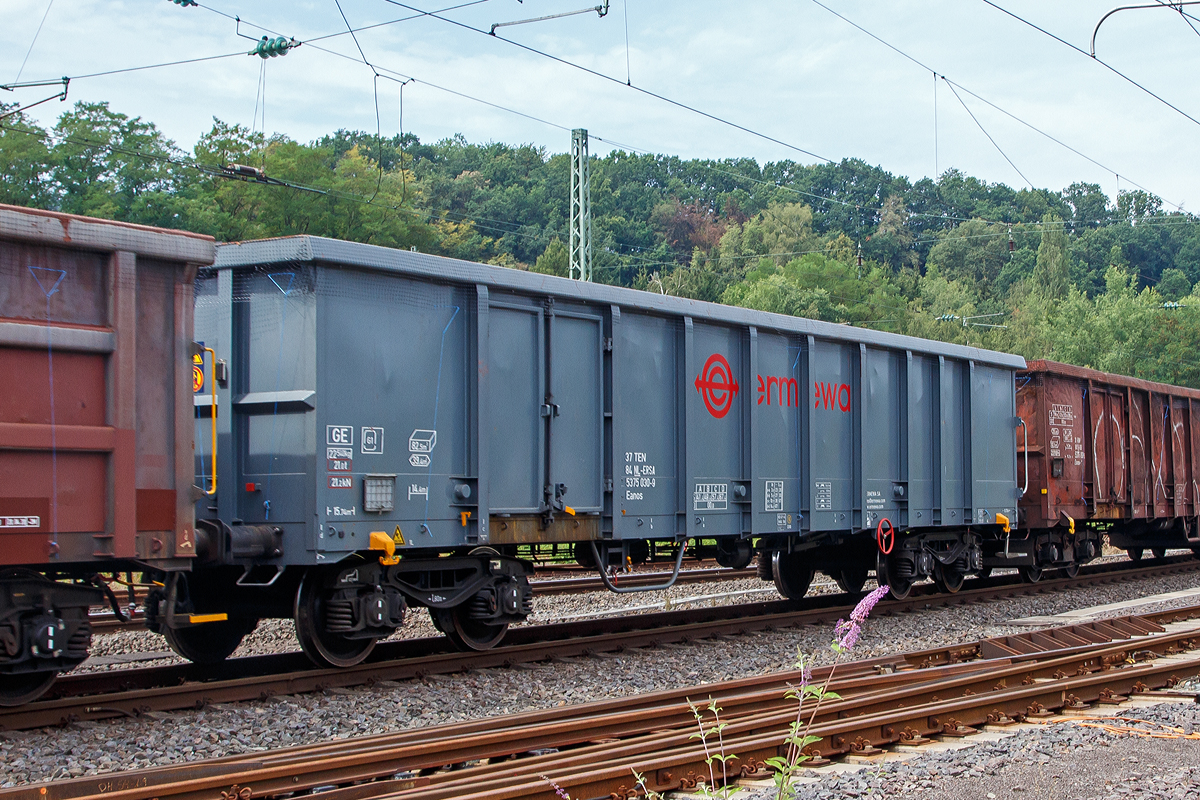 
Vierachsiger offener Güterwagen der Gattung Eanos, 37 84 5375 030-9 NL-ERSA der Vermietungfirma Ermewa am 13.08.2020 bei einer Zugdurchfahrt in Betzdorf (Sieg) im Zugverband.

Der Wagen dient in erster Linie für die Beförderung von Schüttgütern und Schrott und ist für eine Radsatzlast von 22,5 t berechnet. 

TECHNISCHE DATEN:
Spurweite: 1.435 mm (Nornalspur)
Achsanzahl: 4 in zwei Drehgestellen
Länge über Puffer: 15.740 mm
Drehzapfenabstand: 10.700 mm
Achsabstand im Drehgestell: 1.800 mm
Ladelänge: 14.500 mm
Ladefläche: 39,4 m²
Laderaum:  82,5 m³
Türöffnung (B × H): 1.800 × 1.800 mm
Höchstgeschwindigkeit: 100 km/h (beladen) / 120 km/h (leer)
Maximales Ladegewicht: 67,5 t (ab Streckenklasse D)
Eigengewicht: 22.500 kg
Bremse: DK-GP
Handbremse: Fbr
Verwendungsfähigkeit: TEN GE
