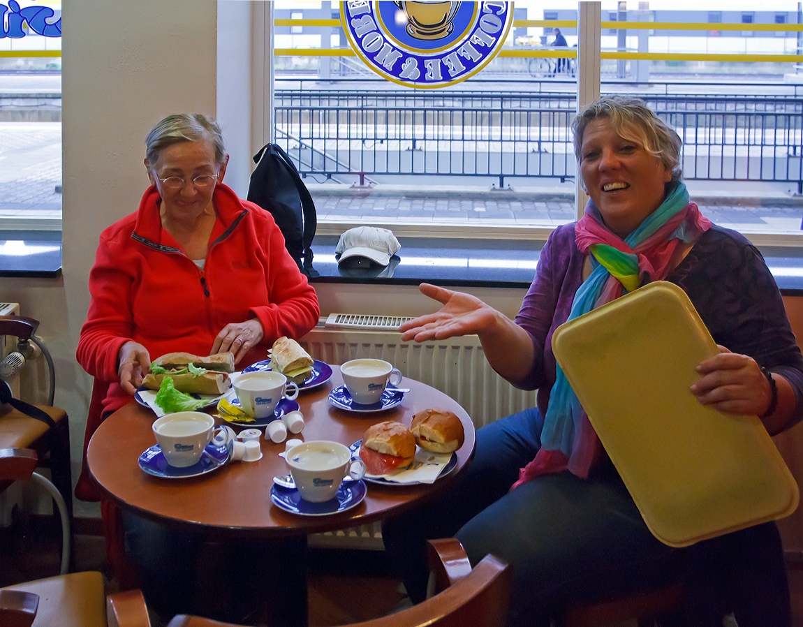 Voilà der Frühstückstisch ist gedeckt....
Trier am 05.10.2013