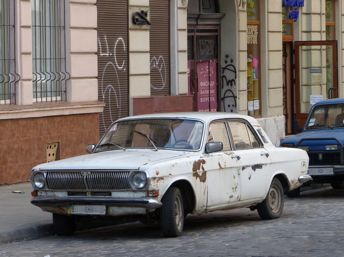 Volga M 24 PKW Panteleimona Kulisha Strasse, Lviv, Ukraine 04-09-2016.

Volga M 24 personenauto Panteleimona Kulisha straat, Lviv, Oekrane 04-09-2016.