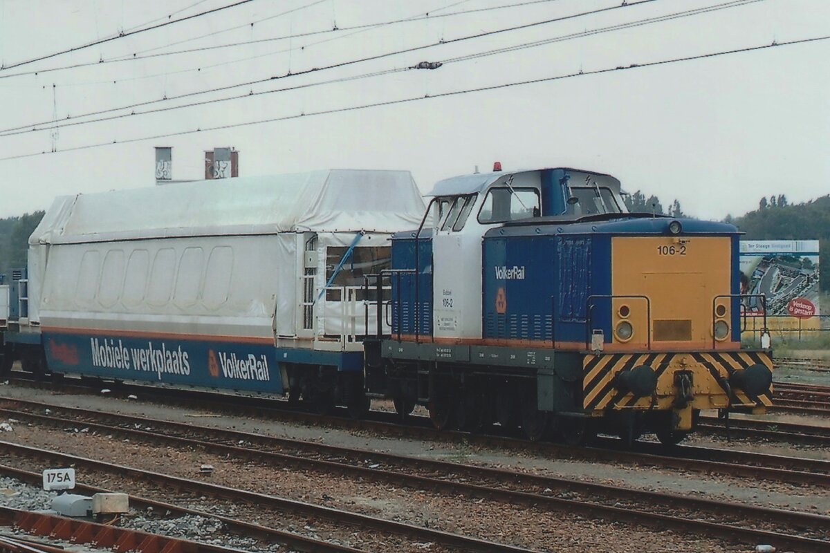 Volker Rail 106-2 'BABBEL' steht mit ein Gleisbauzug in Hengelo am 6 Augustus 2009.