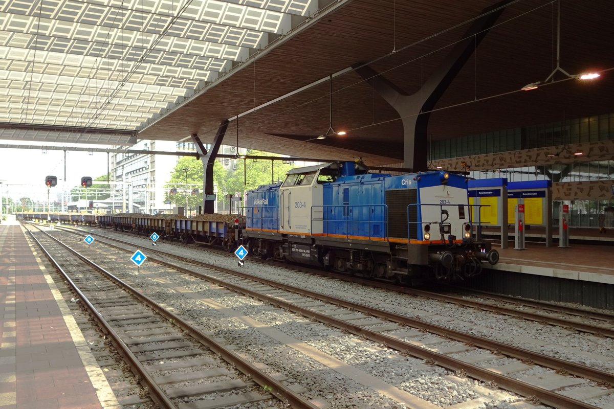 Volker Rail 203-4 steht am 18 Mai 2019 mit ein Schötterzug in Rotterdam Centraal.