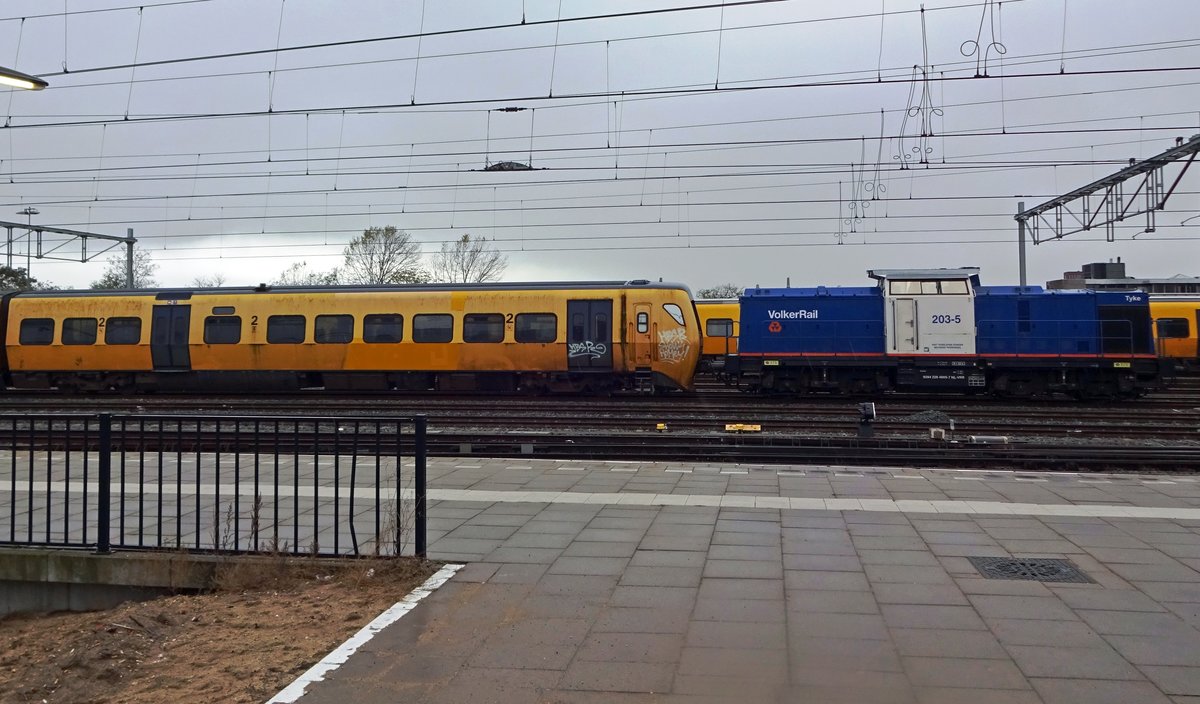 Volker rail 203-5 rangiert mit z-gestellte Triebzüge in Nijmegen am 13 November 2019.