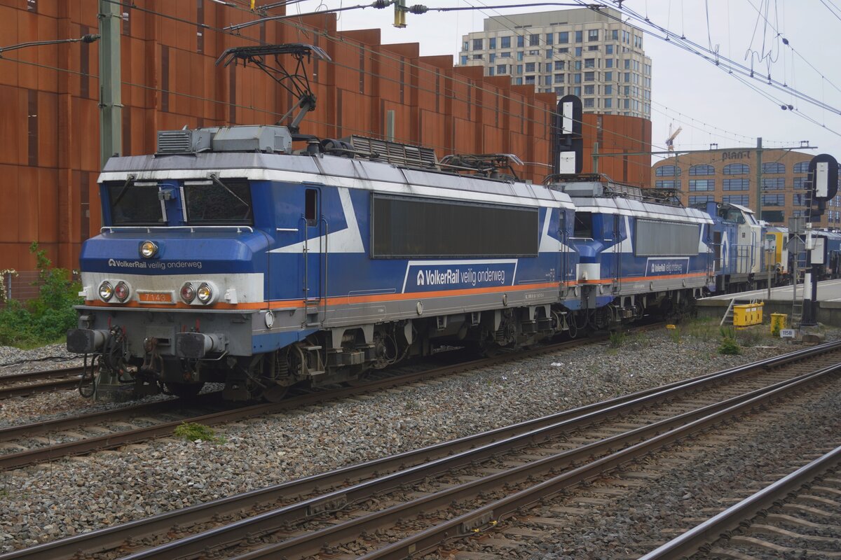 Volker Rail 7143 (ex-NSR 1743) zieht ein Gleisbauzug durch Tilburg am 8 Mai 2026.