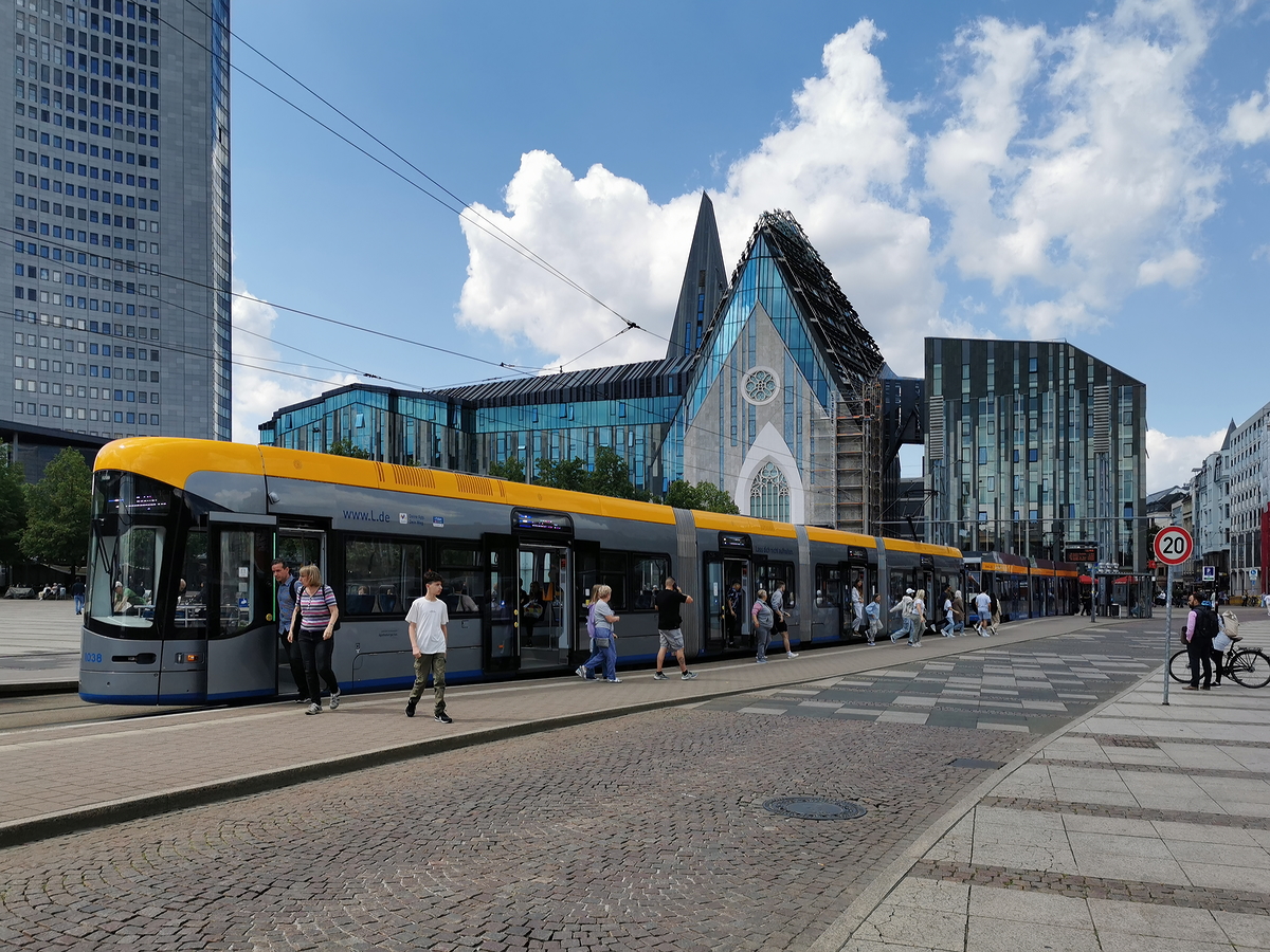 Voll wird es an der Doppelhaltestelle Leipzig Augustusplatz wenn zwei Trams eingefahren sind. Die hintere ist LVB 1037, leider war das Ziel nicht erkennbar. Der nächste Halt ist Hauptbahnhof. Im Hintergrund sieht man die Glasfassade der Universitätskirche St. Pauli und links am Bildrand ragt der MDR-Kubus in die Höhe. (Solaris Tramino NGT10, LVB-Typ 39, 10.08.2023)