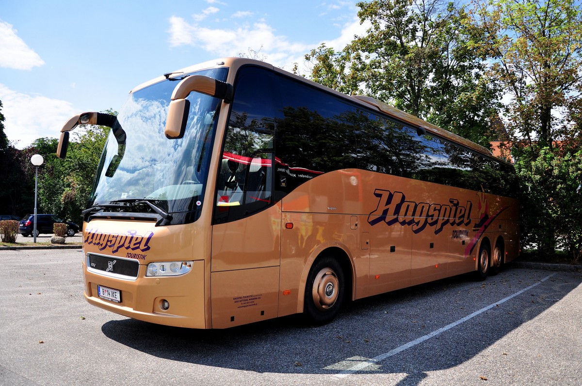 Volvo 9700 von Hagspiel Reisen aus �sterreich am 1.Juli 2014 in Krems gesehen.