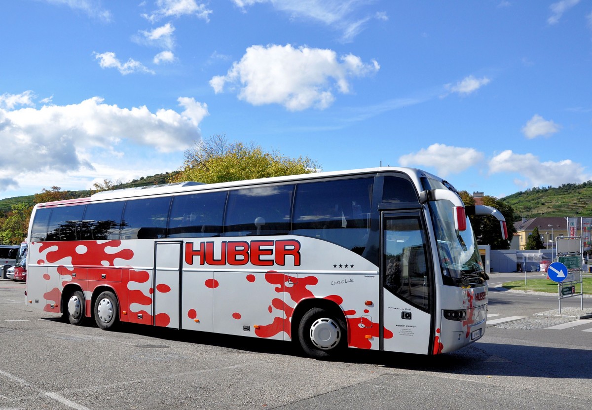 Volvo 9700 von Huber Reisen / �sterreich im Herbst 2013 in Krems gesehen.