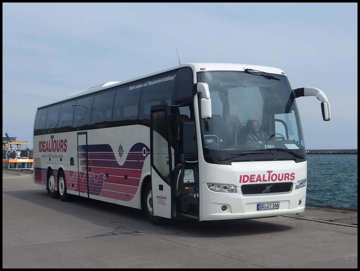 Volvo 9700 von Ideal Tours aus Deutschland im Stadthafen Sassnitz. 