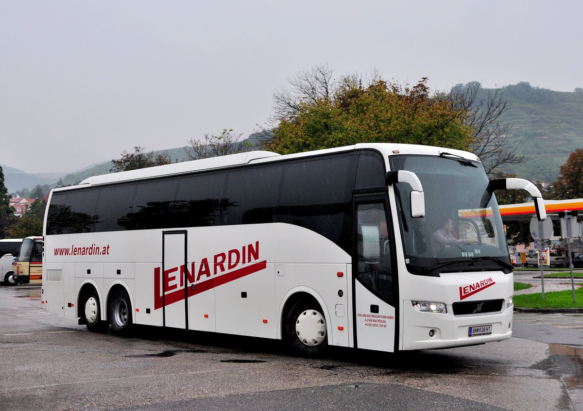 VOLVO 9700 von Lenardin aus Nieder�sterreich am 11.9.2015 in Krems gesehen.