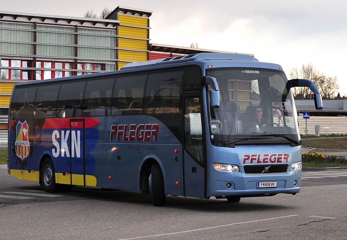 VOLVO 9700 von Pfleger Reisen aus Niedersterreich am 6.4.2015 in Krems.