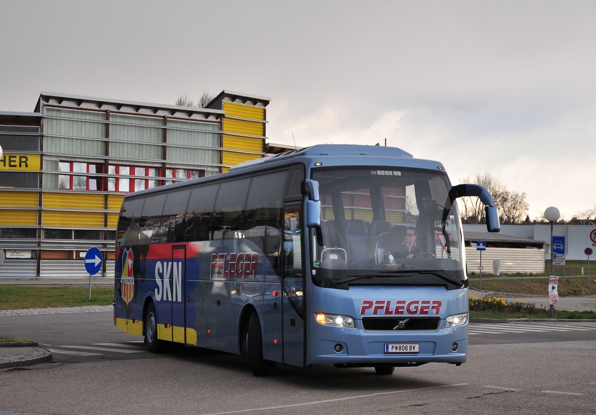 VOLVO 9700 von Pfleger Reisen aus Nieder�sterreich am 6.4.2015 in Krems.