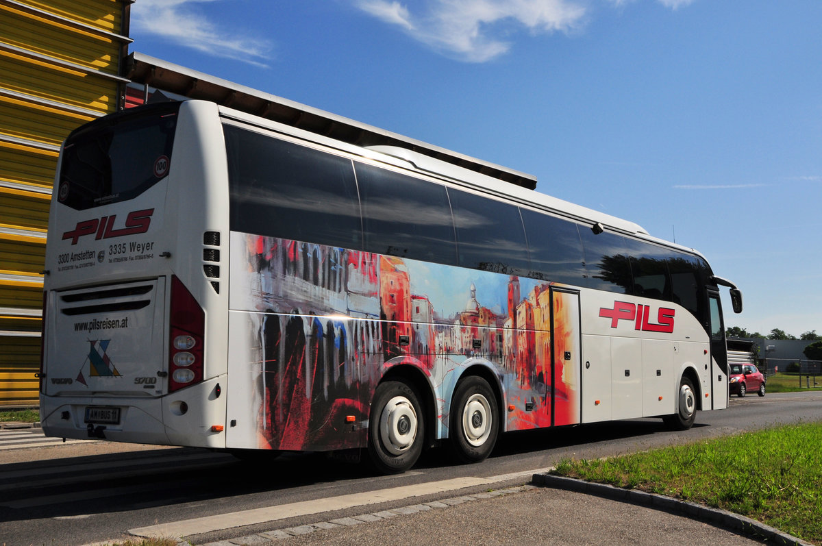 Volvo 9700 von Pils Reisen aus Nieder�sterreich in Krems gesehen.
