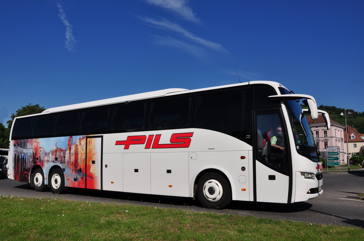 Volvo 9700 von Pils Reisen aus Nieder�sterreich in Krems gesehen.