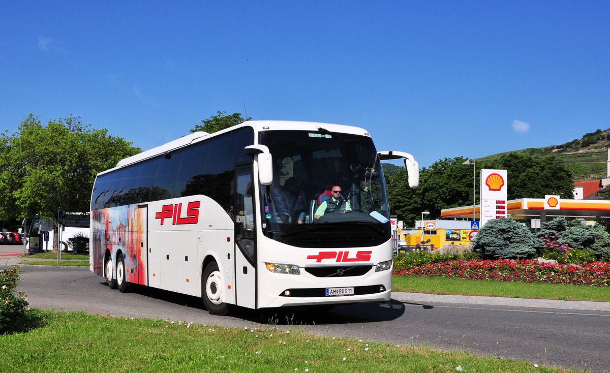 Volvo 9700 von Pils Reisen aus Nieder�sterreich in Krems gesehen.