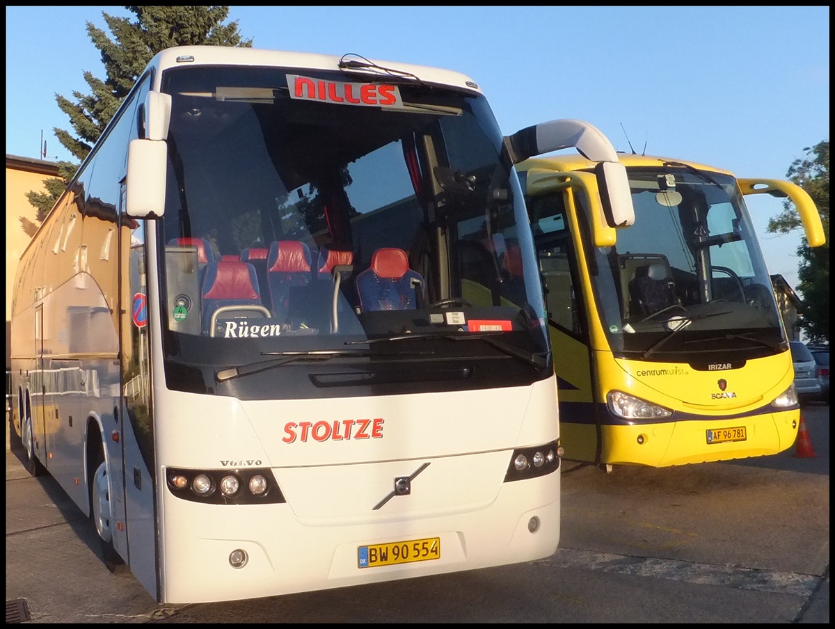 Volvo 9700 von Stoltze's Turist aus D�nemark und Scania Irizar von CentrumTurist aus D�nemark in Sassnitz.
