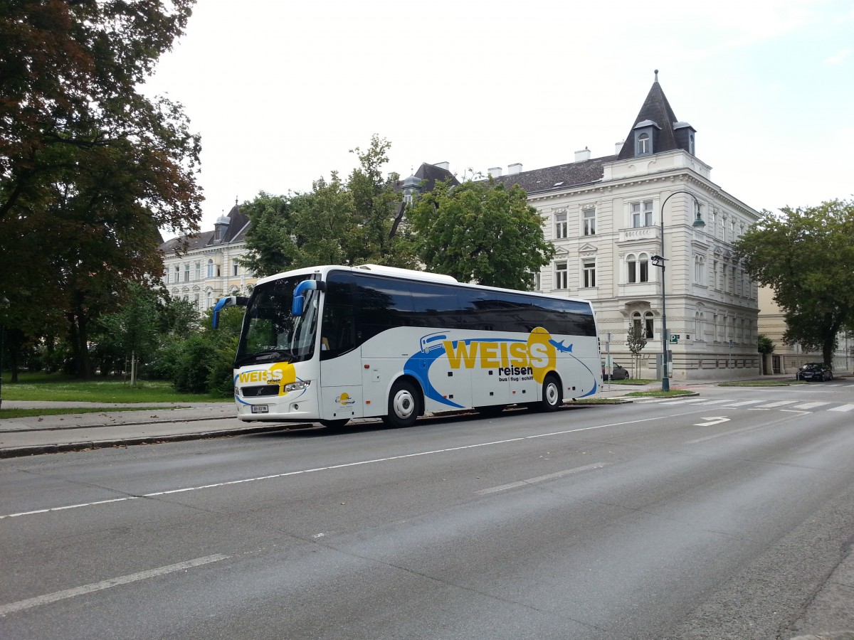 Volvo 9700 von Weiss Reisen aus �sterreich am 5.Juli 2014 in Krems gesehen.