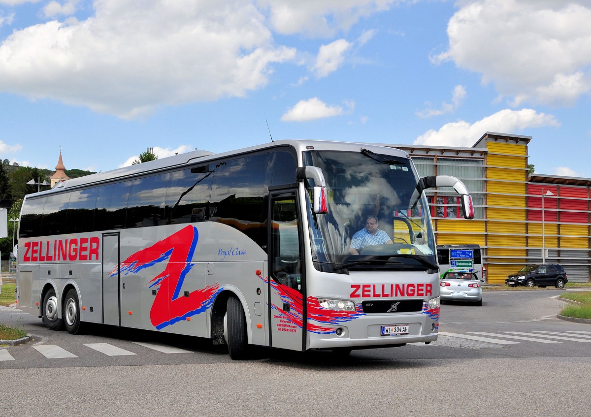 Volvo 9700 von Zellinger Reisen aus sterreich am 10.5.2014 in Krems gesehen.