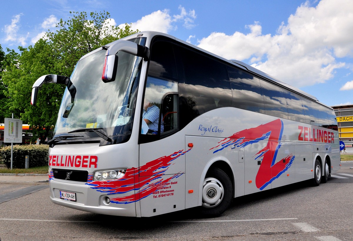 Volvo 9700 von Zellinger Reisen aus sterreich am 10.5.2014 in Krems gesehen.