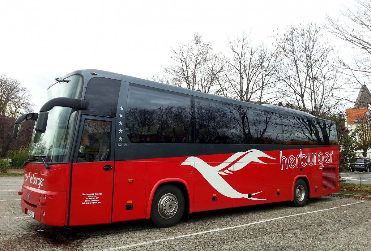 Volvo 9900 von Herburger Reisen/�sterreich im Nov.2013 in Krems gesehen.