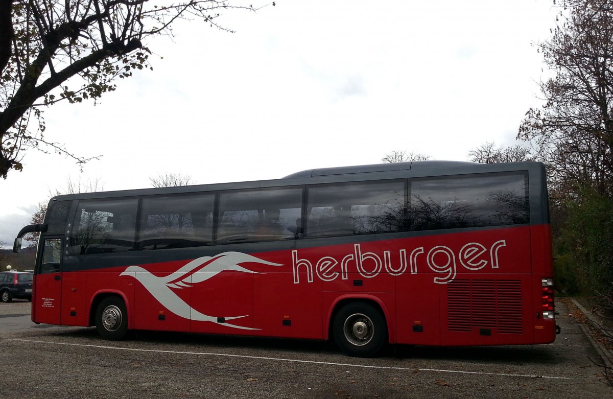 Volvo 9900 von Herburger Reisen/sterreich im Nov.2013 in Krems gesehen.