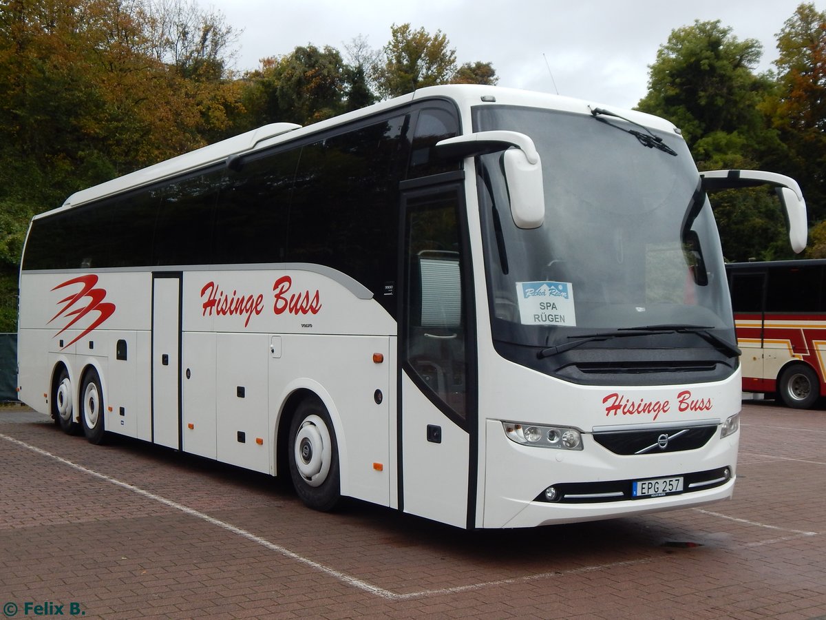 Volvo 9900 von Hisinge Buss aus Schweden im Stadthafen Sassnitz.