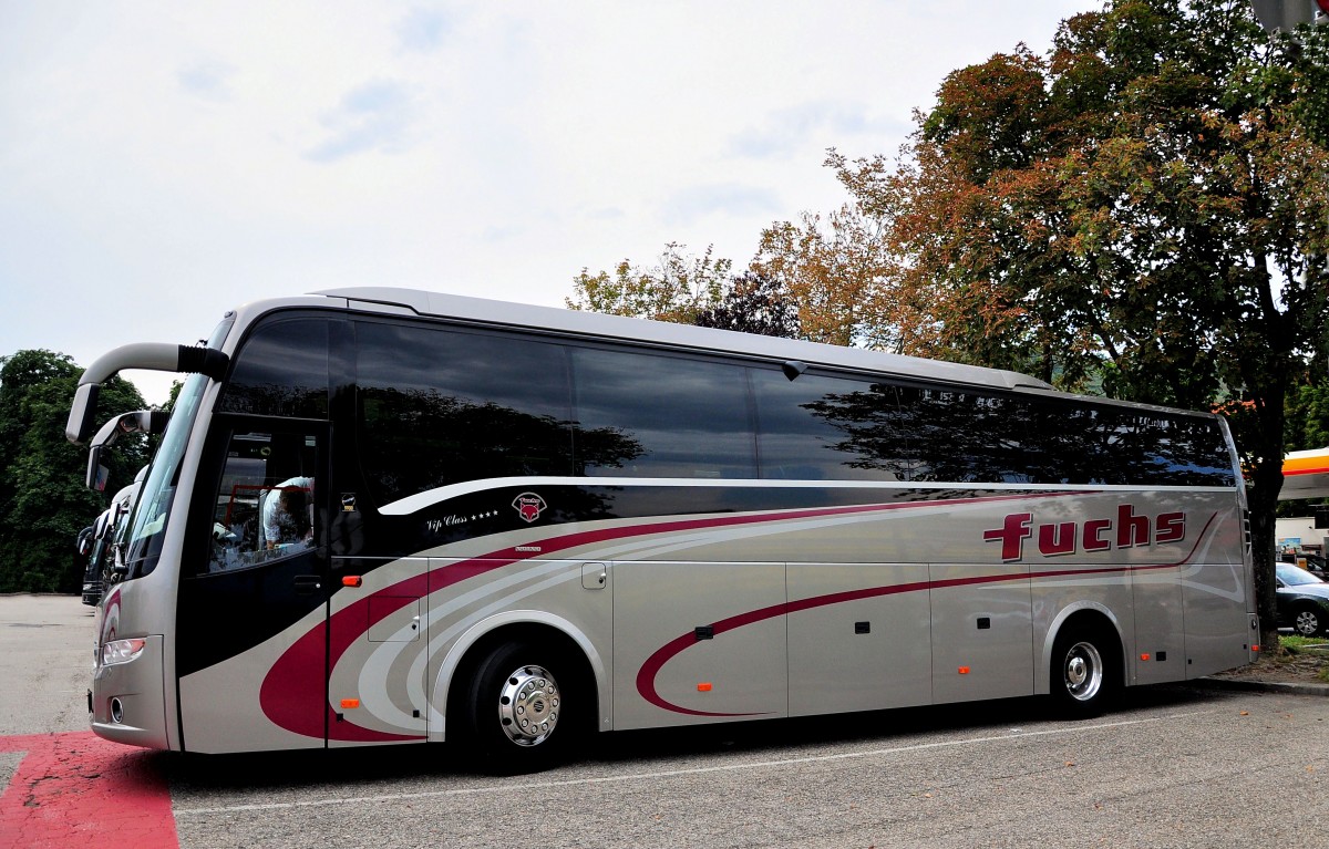 Volvo 9900 Prestige von Fuchs Reisen aus �sterreich am 27.Juli 2014 in Krems gesehen.