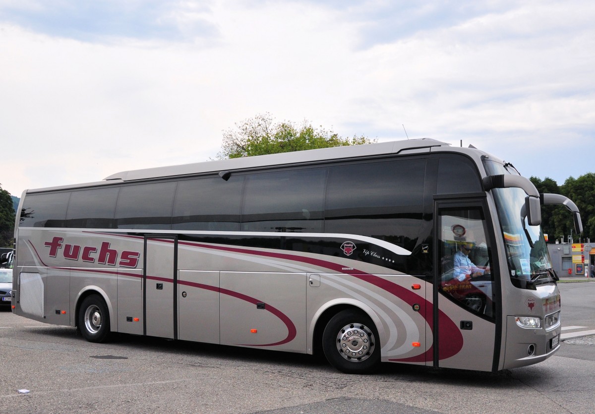 Volvo 9900 Prestige von Fuchs Reisen aus �sterreich am 27.Juli 2014 in Krems gesehen.